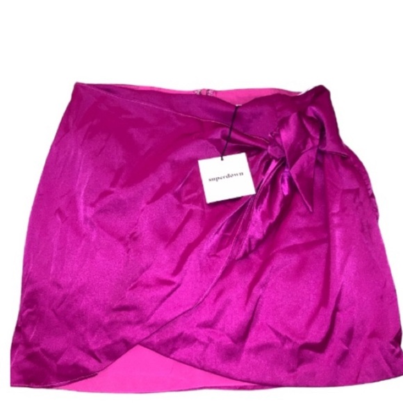 NWT superdown Rissa Wrap Skirt In magenta Size small - Picture 2 of 5